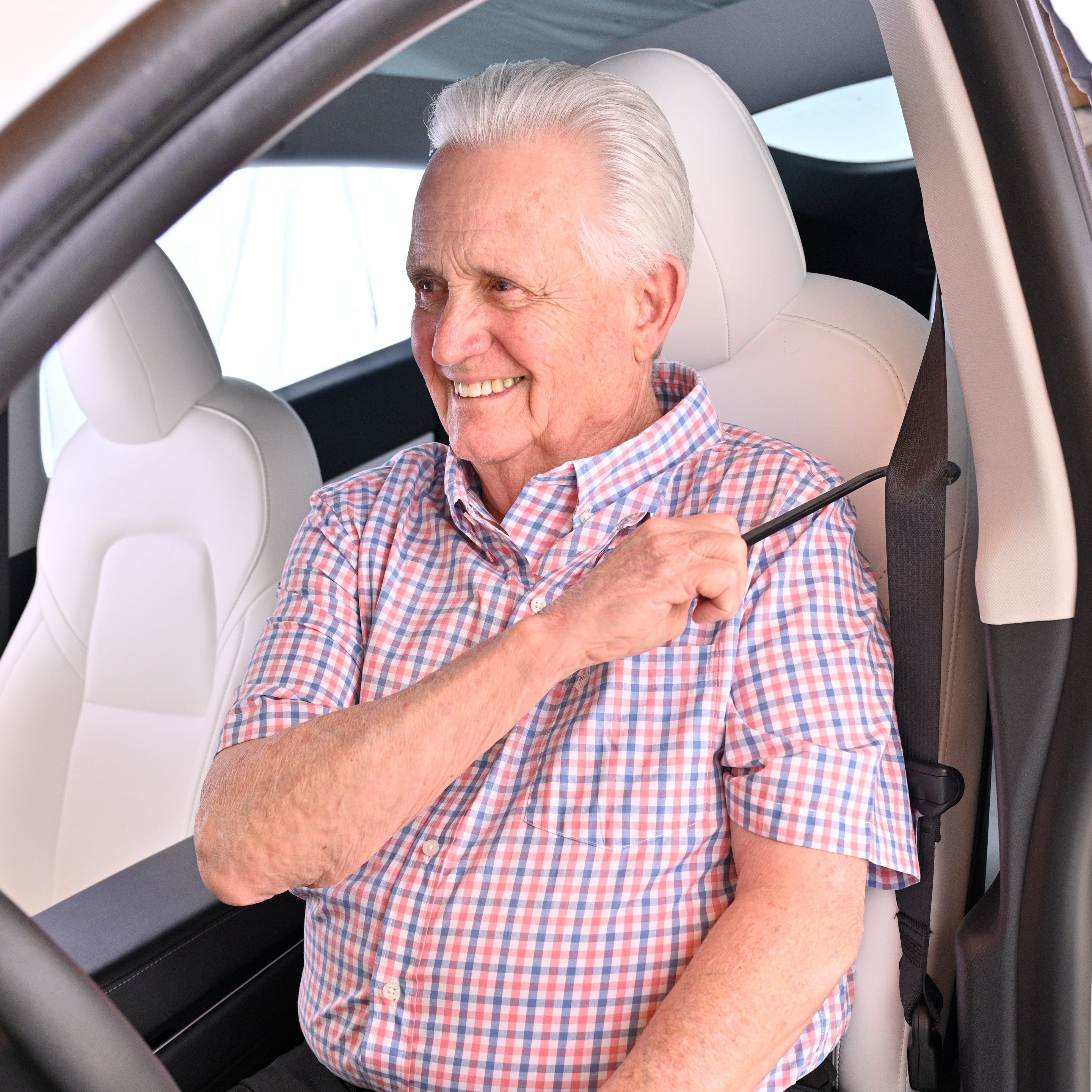Pulling seatbelt with the Seatbelt Catcher